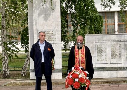 Настоятель храма совершил литию у ТЭЦ-1 по погибшим в годы ВОВ.
